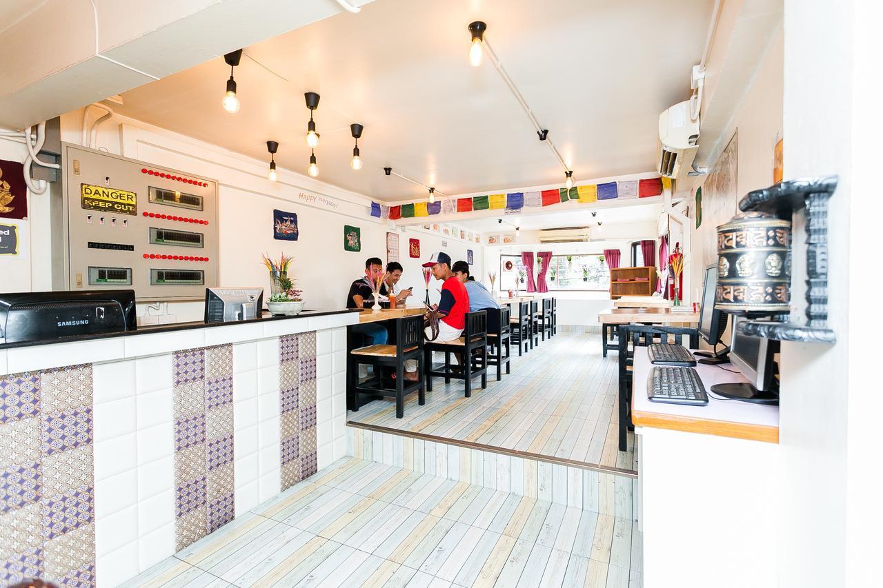 Alphabed Hostel Bangkok Exterior photo