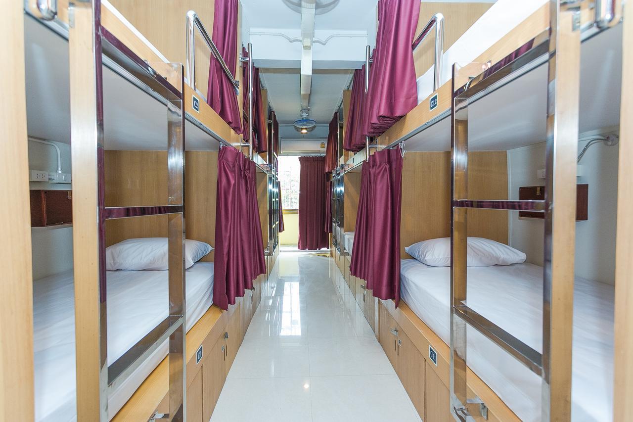 Alphabed Hostel Bangkok Exterior photo